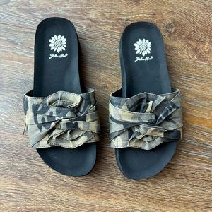 Yellow Box size 7 camo flip flops. Never worn!